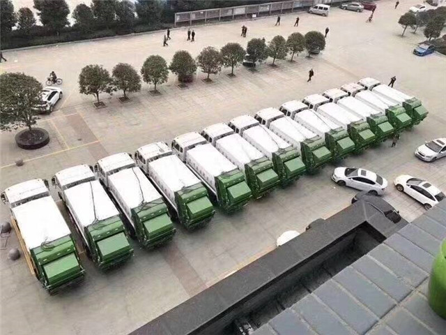 某軍港領(lǐng)導(dǎo)蒞臨我公司驗(yàn)收13輛軍港壓縮式垃圾車(chē)