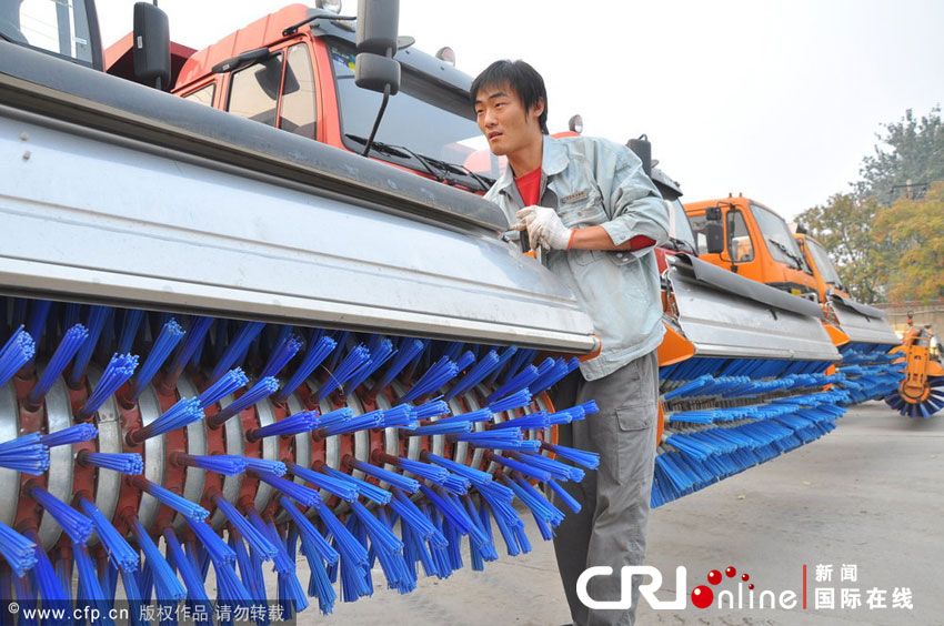 2012年11月3日上午，北京，工作人員正在對(duì)多功能除雪車進(jìn)行檢修調(diào)試。