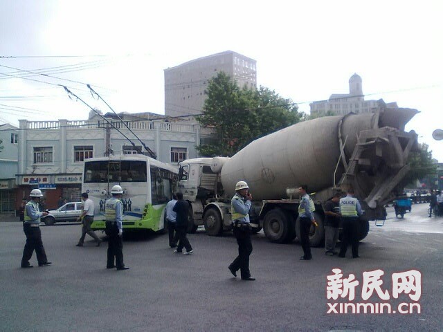 一輛19路電車在新閘路成都北路路口被一輛水泥<a href=http://zsjsy.cn/jbc/ target=_blank class=infotextkey>攪拌車</a>攔腰撞擊，車毀嚴(yán)重。通訊員 殷佳維 攝