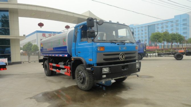 程力廠門 前的東風153<a href=http://zsjsy.cn/ssc target=_blank class=infotextkey>灑水車</a>